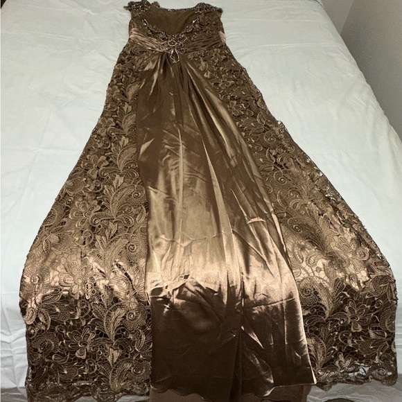 Beautiful gown - Picture 3 of 8